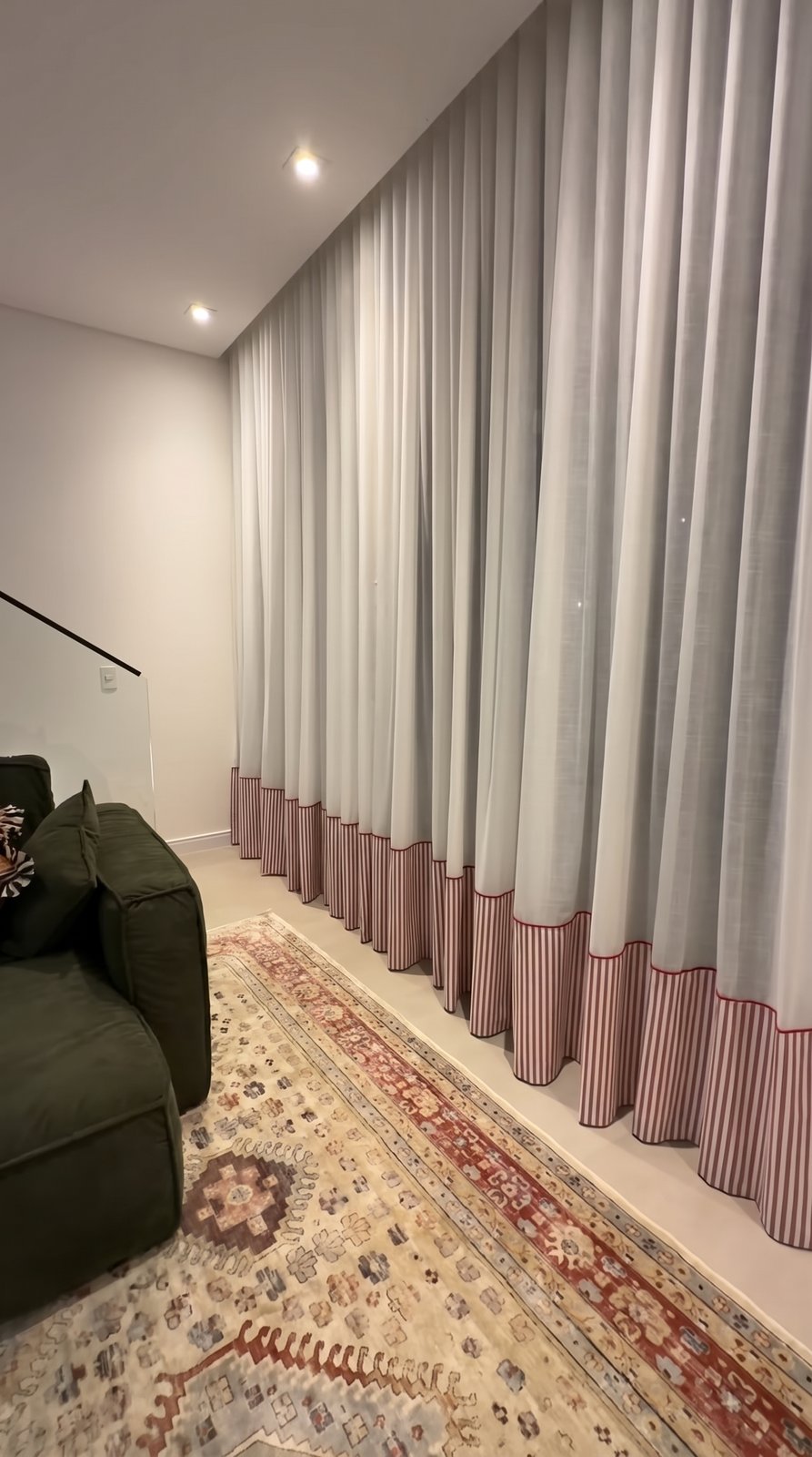 Na sala da Letícia