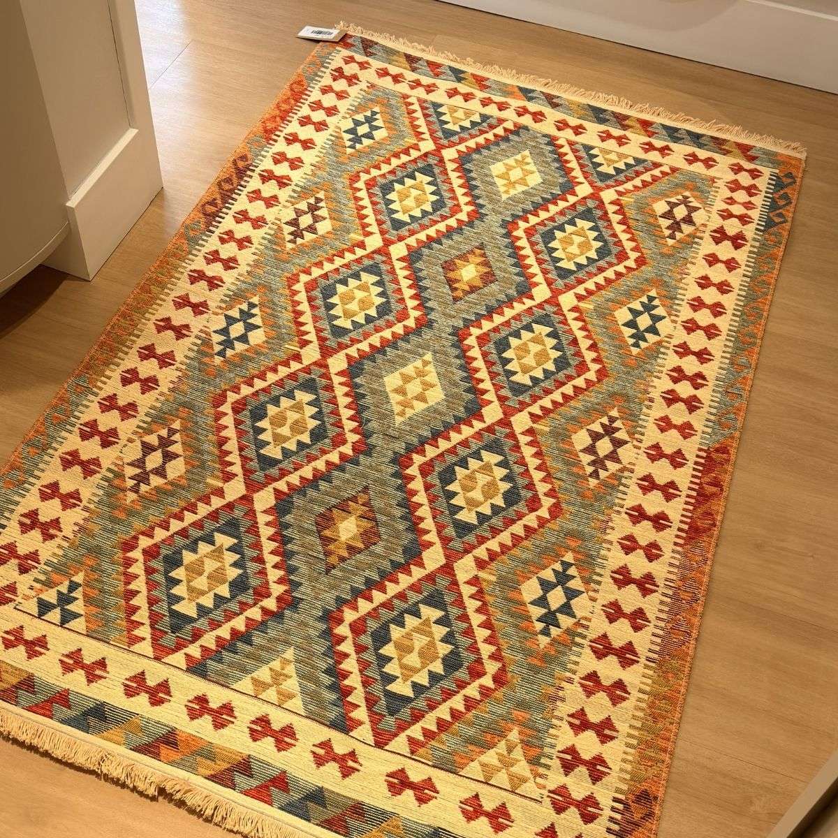 Tapete kilim Ravena em sala clara com puff e almofada